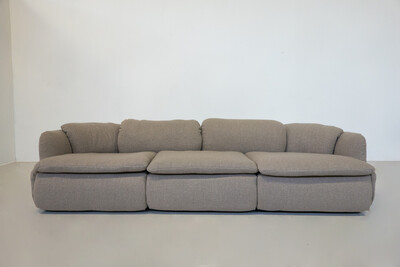 Confidential Sofa by Alberto Rosselli for Saporiti, Beige Boucle Fabric, Italy, 1970s - New Upholstery