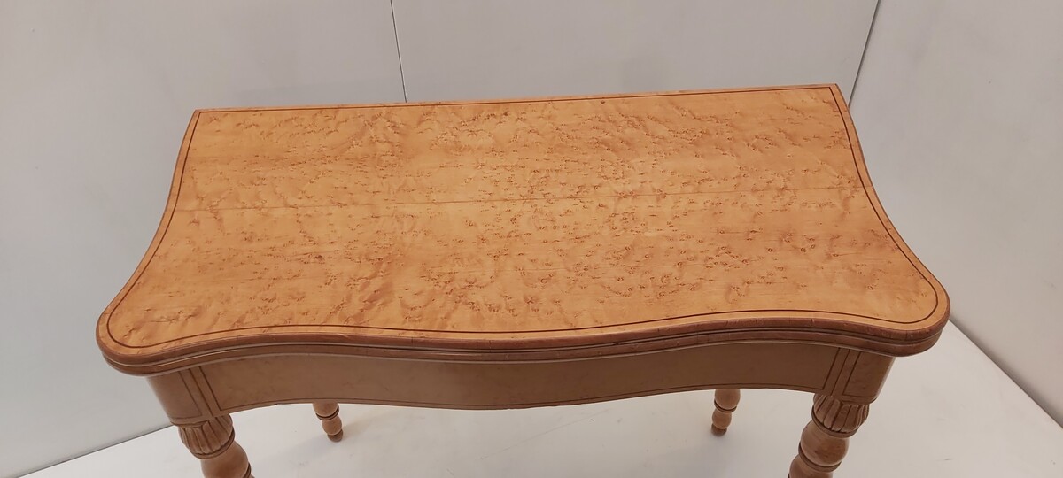 Games table in bird's-eye maple and amaranth fillet 