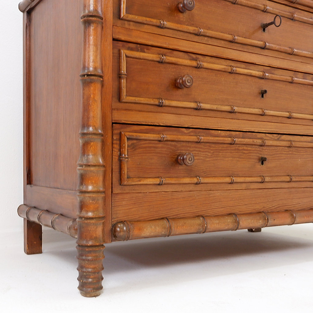 Late 19th century chest of drawers 