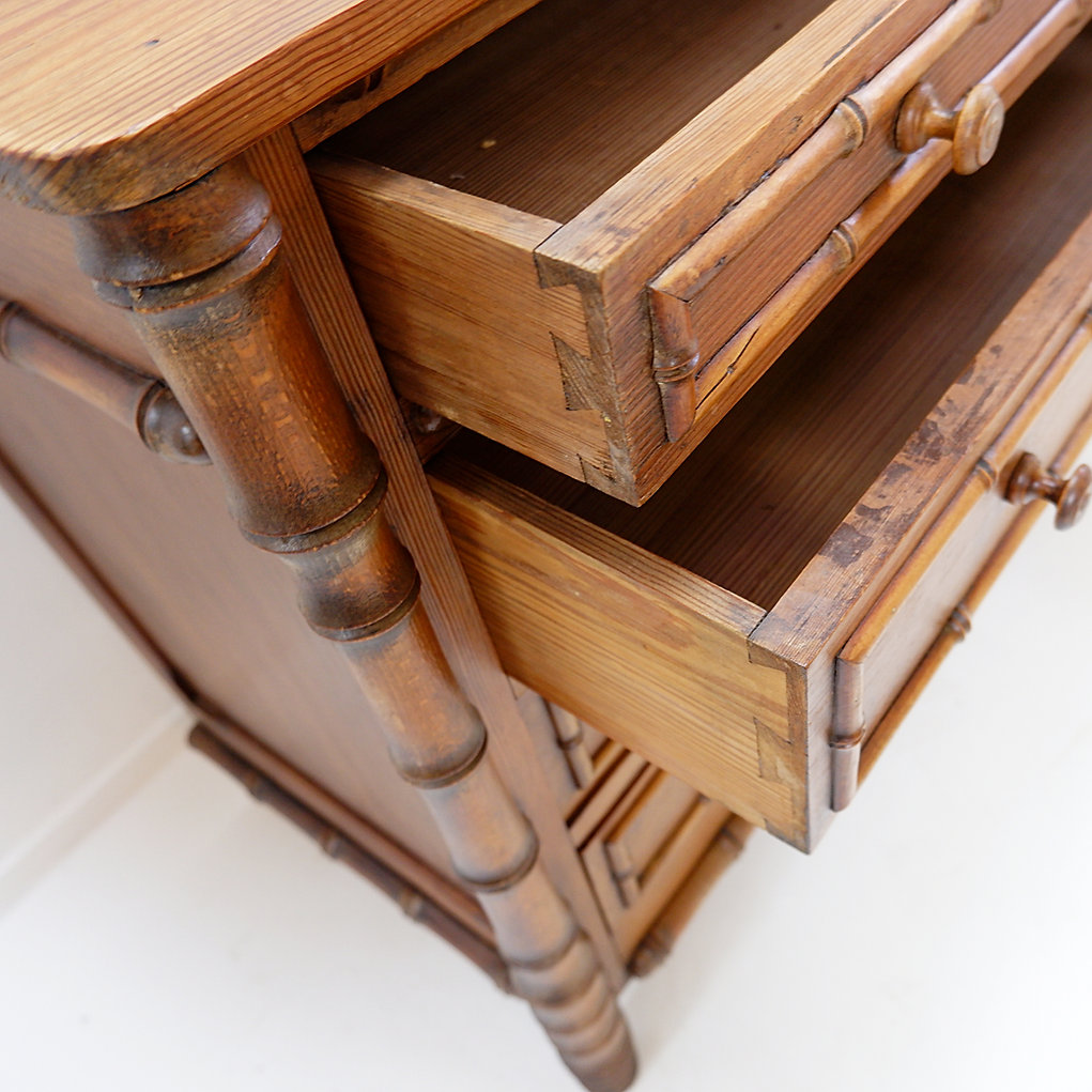 Late 19th century chest of drawers 