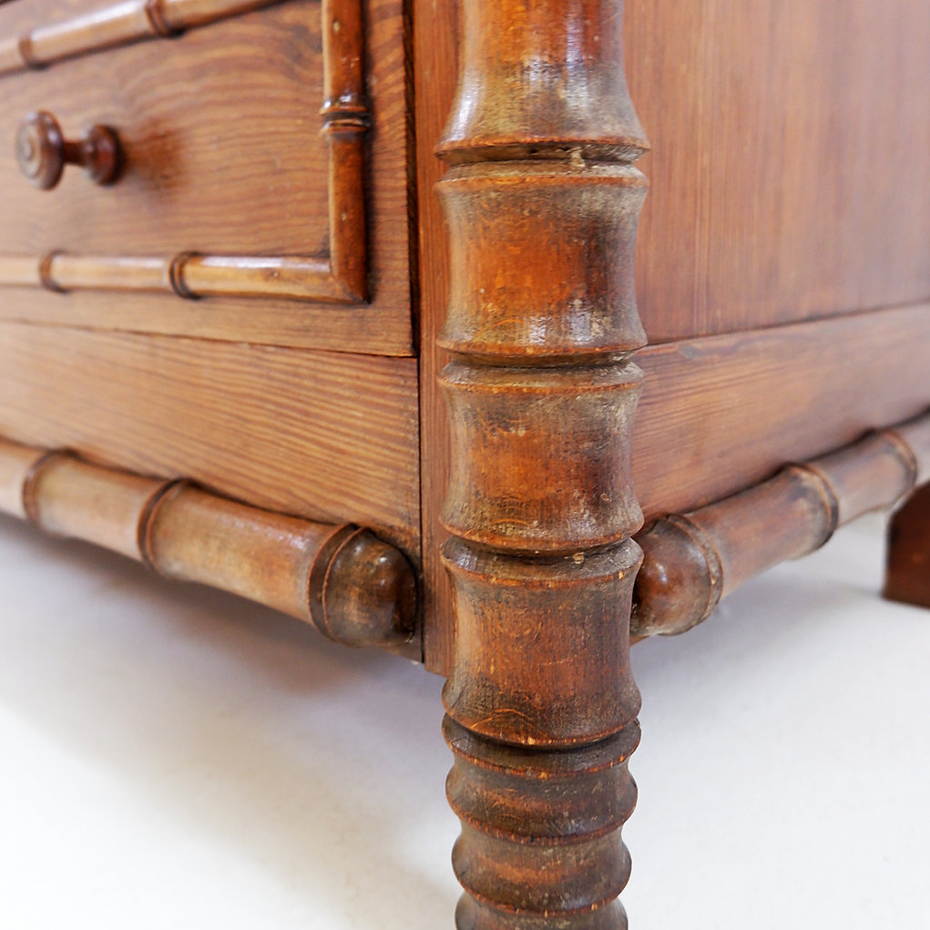 Late 19th century chest of drawers 