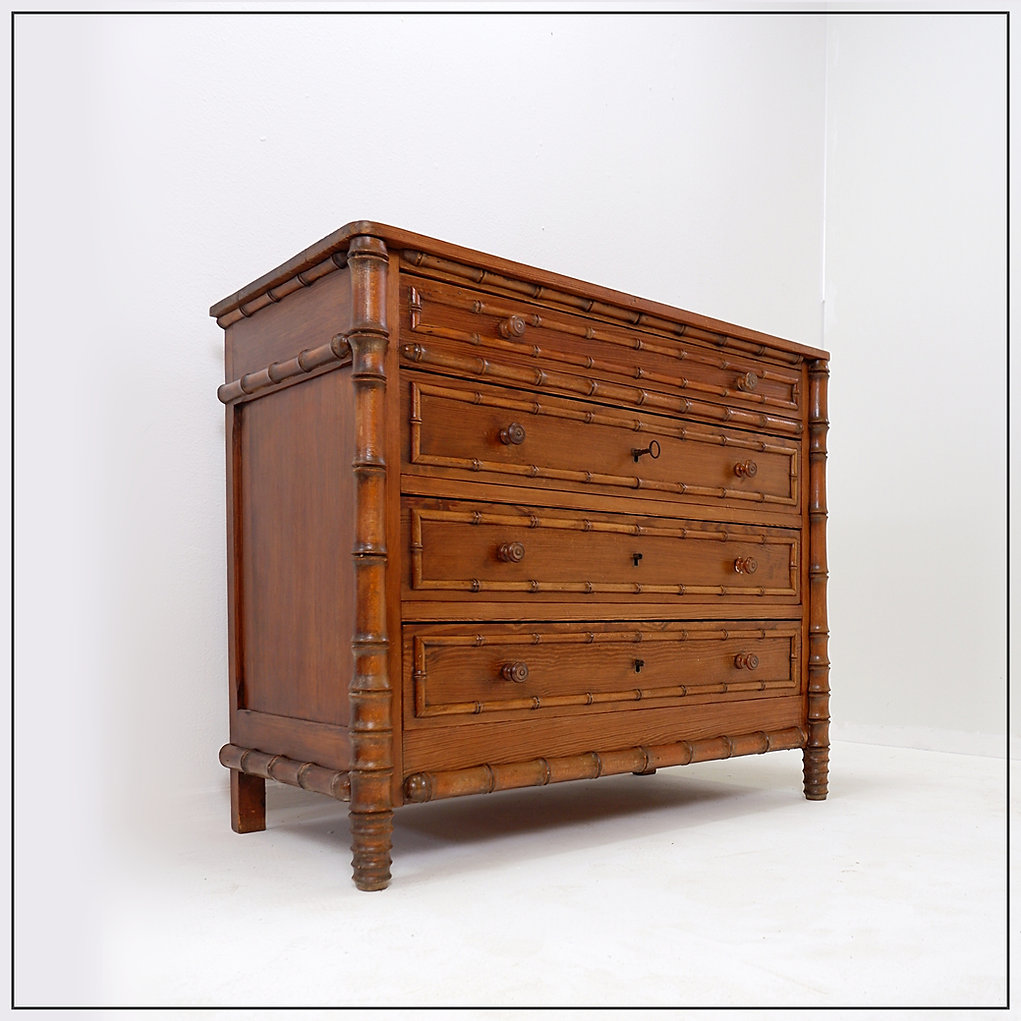 Late 19th century chest of drawers 