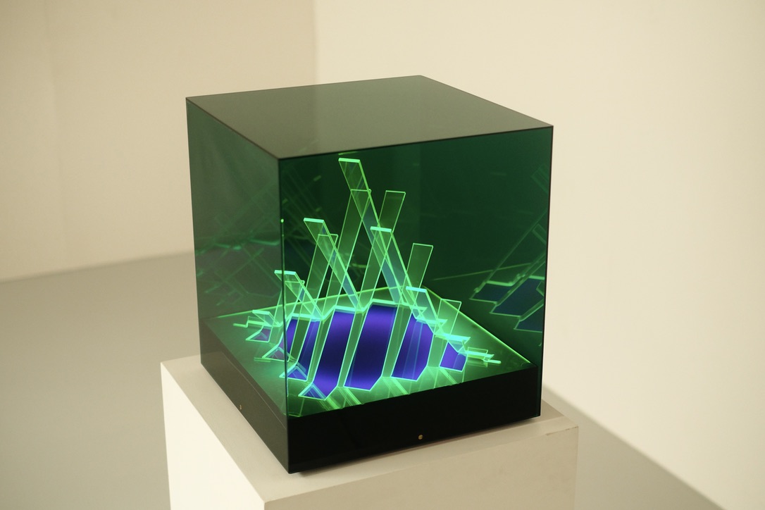  Light Kinetic Cubo di Teo by James Rivière, Italy 1970's.