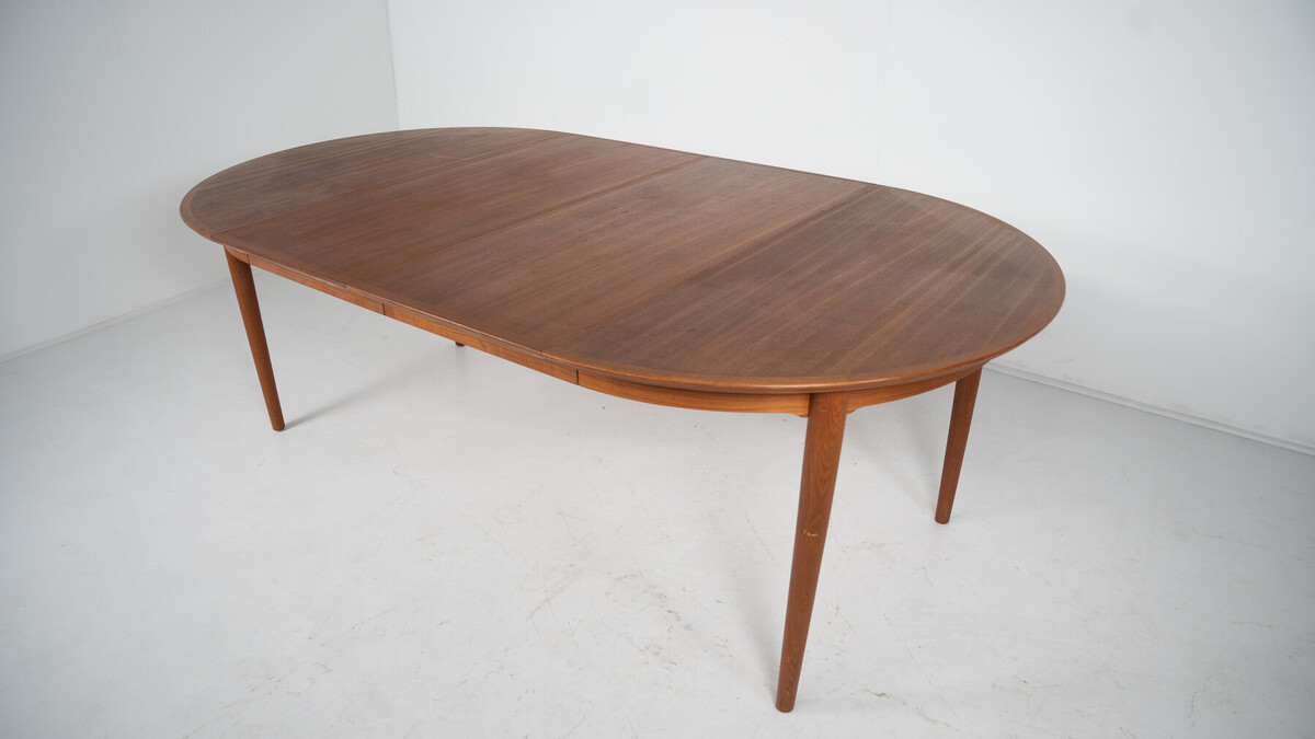 Mid-Century Modern Extendable Dining Table