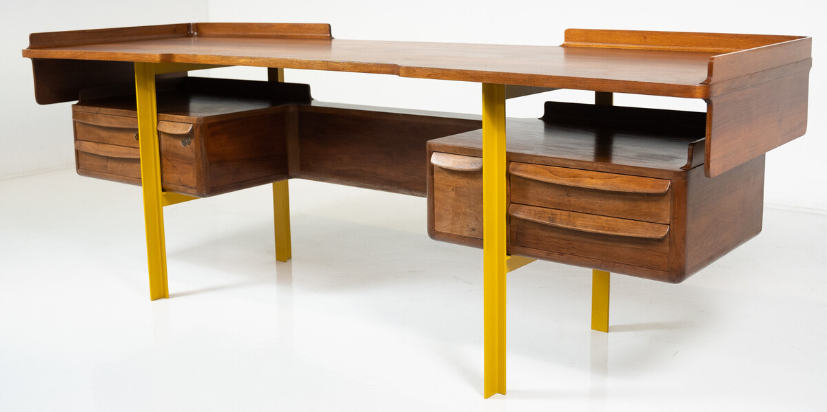 Mid-Century-Modern Italian wooden desk in walnut and metal, Italy, 1960