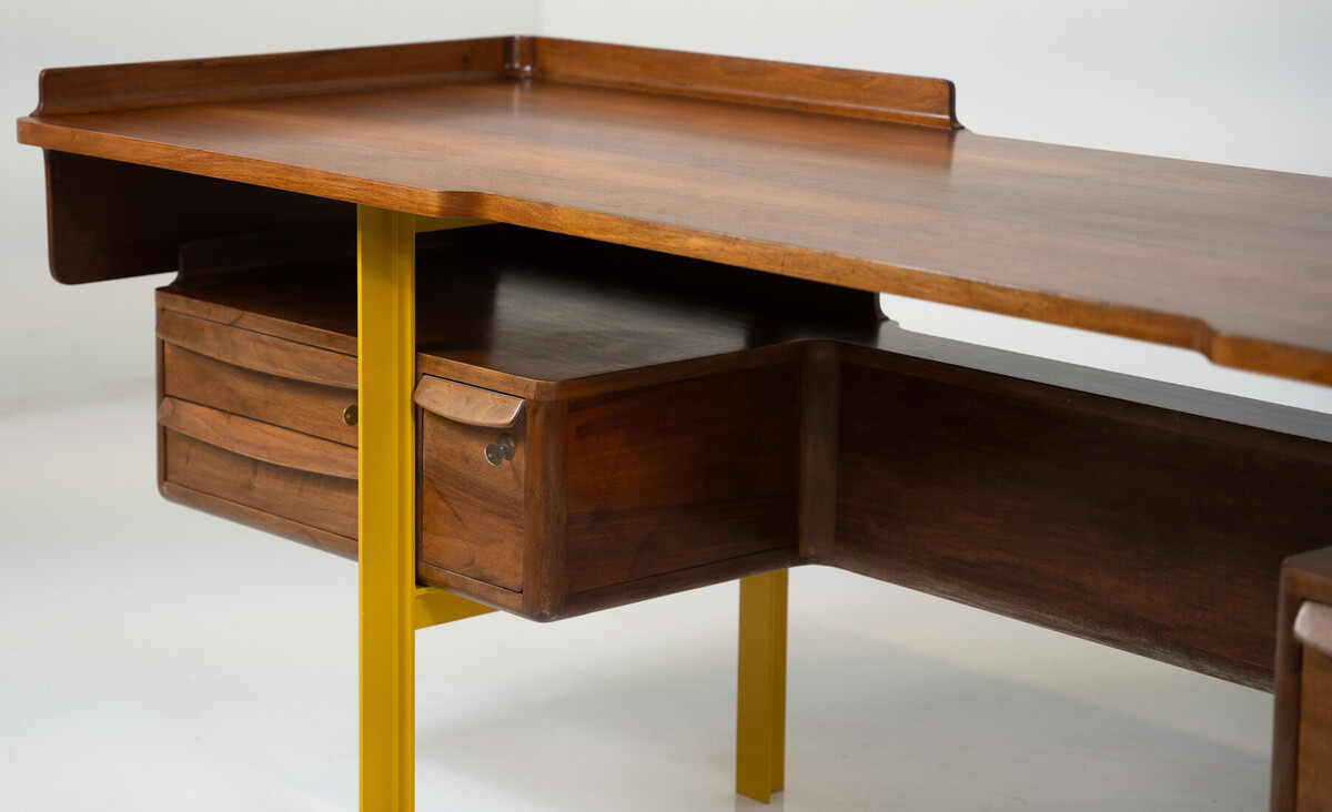 Mid-Century-Modern Italian wooden desk in walnut and metal, Italy, 1960