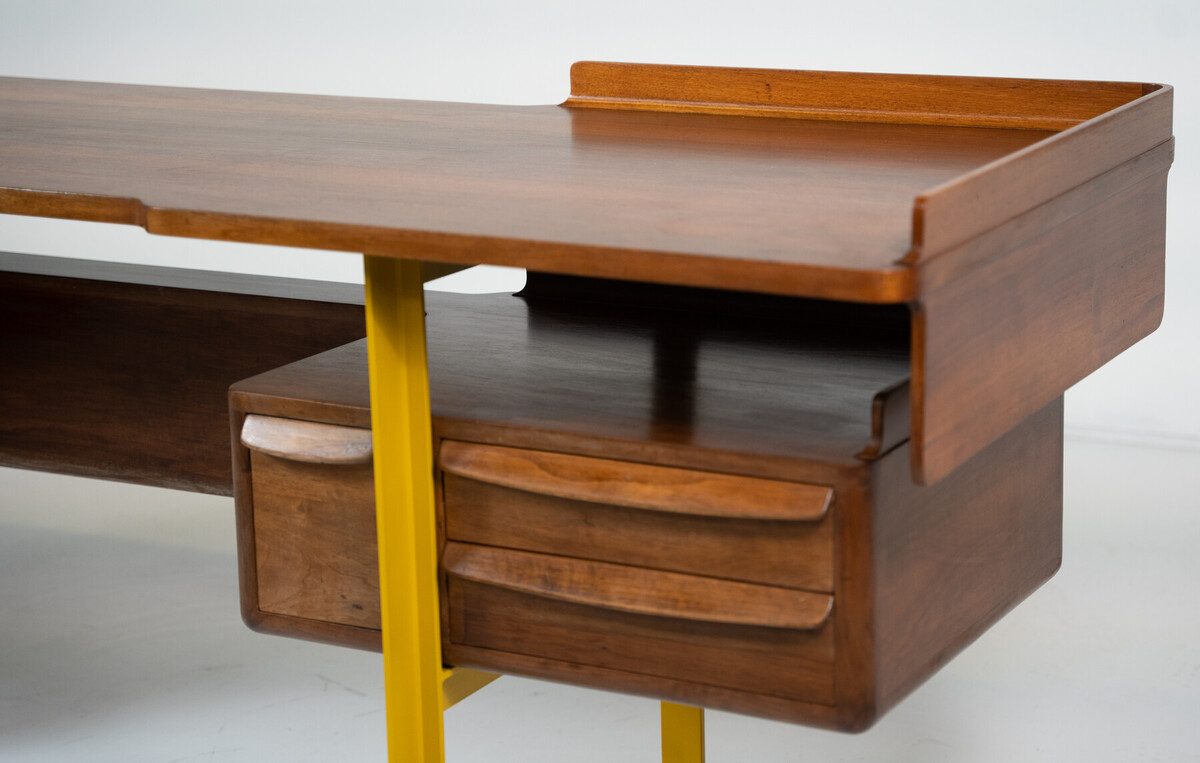 Mid-Century-Modern Italian wooden desk in walnut and metal, Italy, 1960