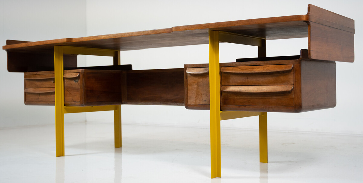 Mid-Century-Modern Italian wooden desk in walnut and metal, Italy, 1960