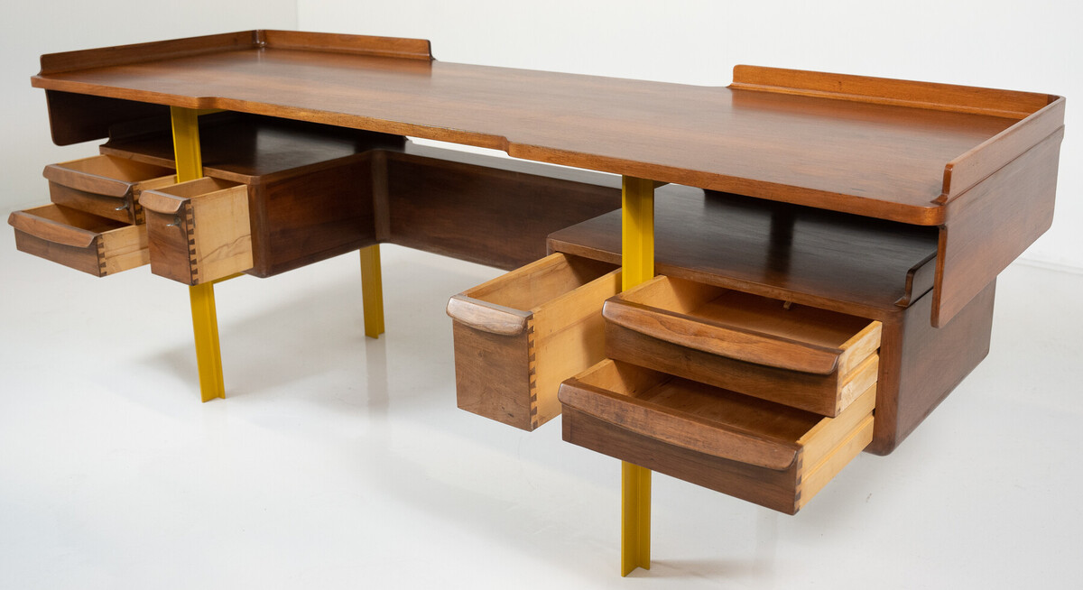 Mid-Century-Modern Italian wooden desk in walnut and metal, Italy, 1960