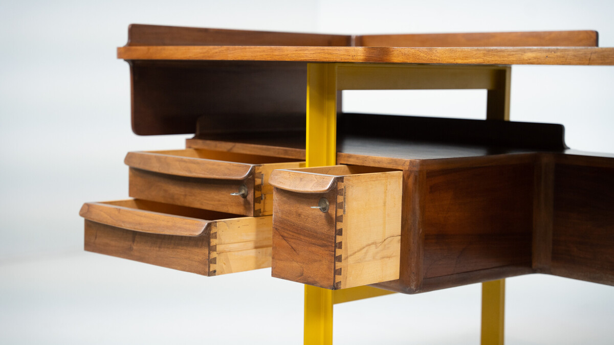 Mid-Century-Modern Italian wooden desk in walnut and metal, Italy, 1960