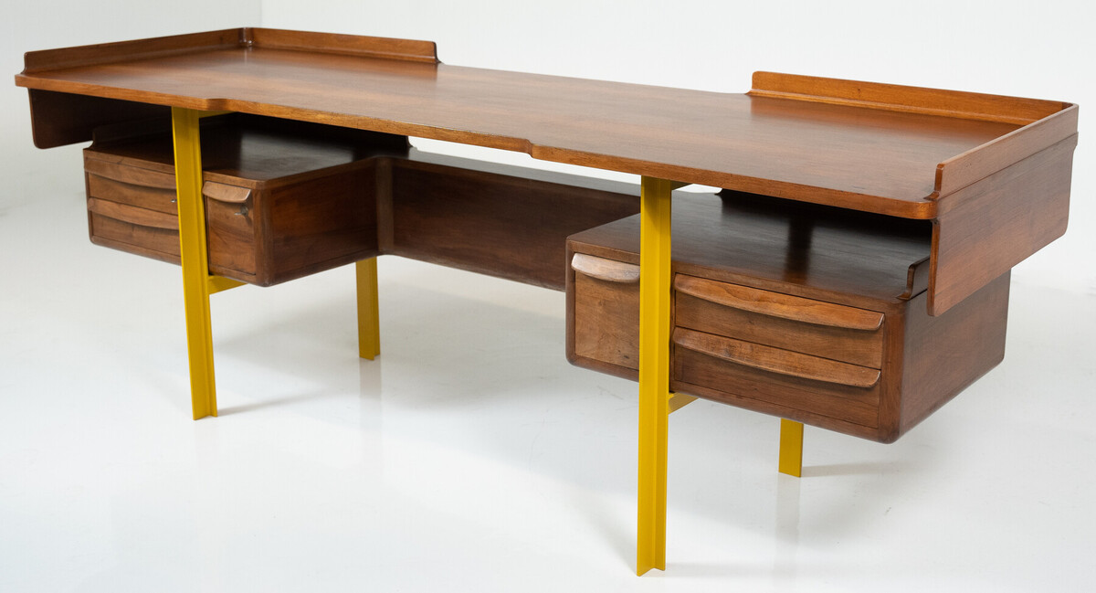 Mid-Century-Modern Italian wooden desk in walnut and metal, Italy, 1960