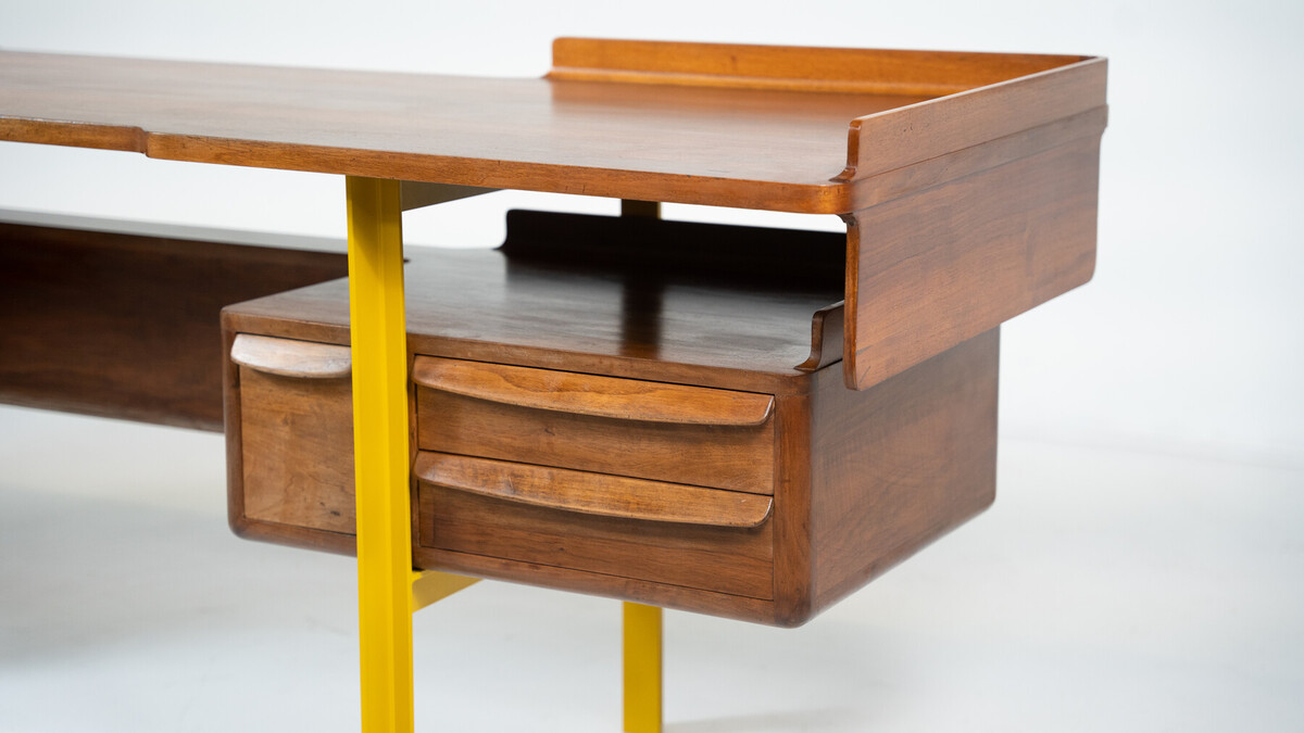 Mid-Century-Modern Italian wooden desk in walnut and metal, Italy, 1960