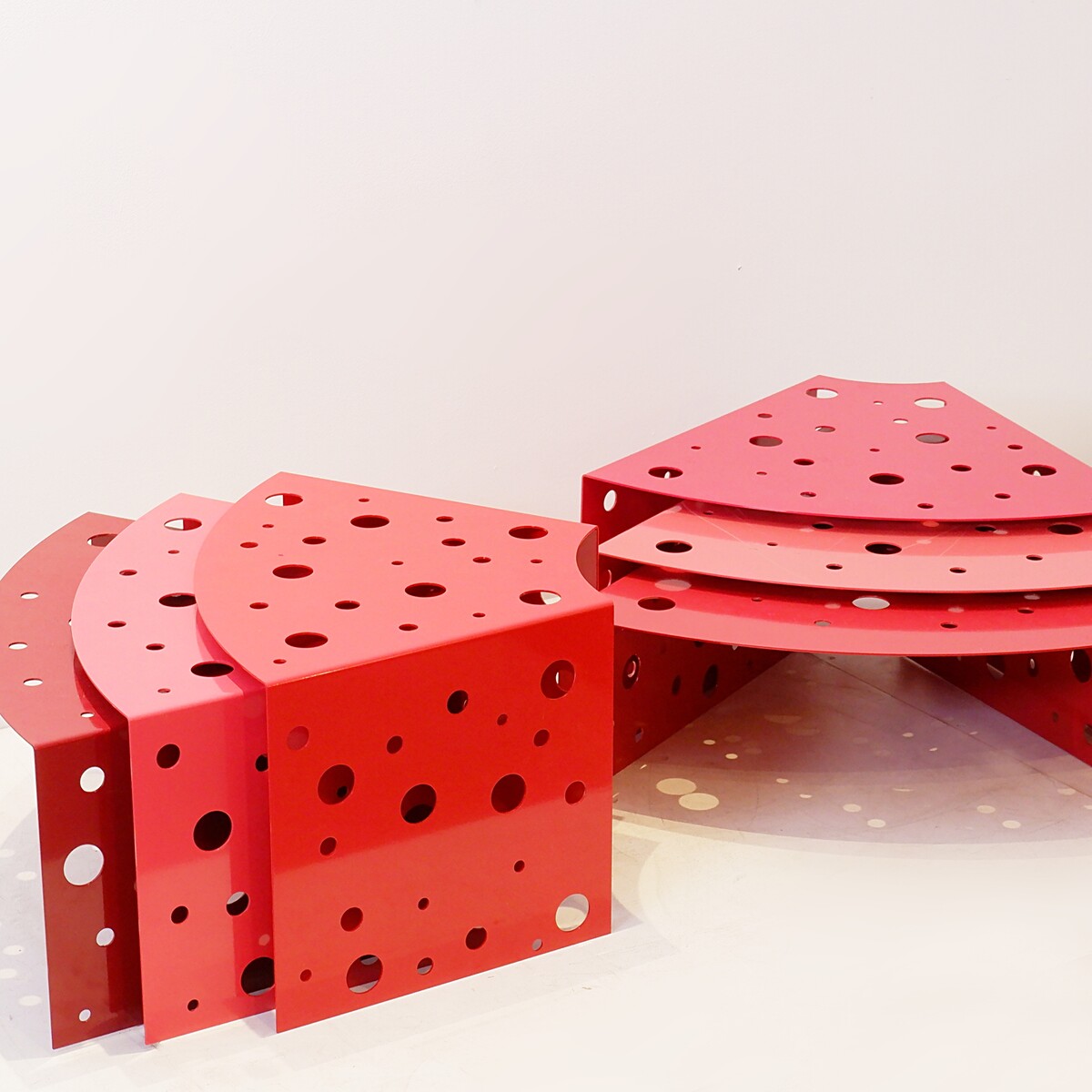 Modular indoor and outdoor coffee tables in red gradient lacquered metal