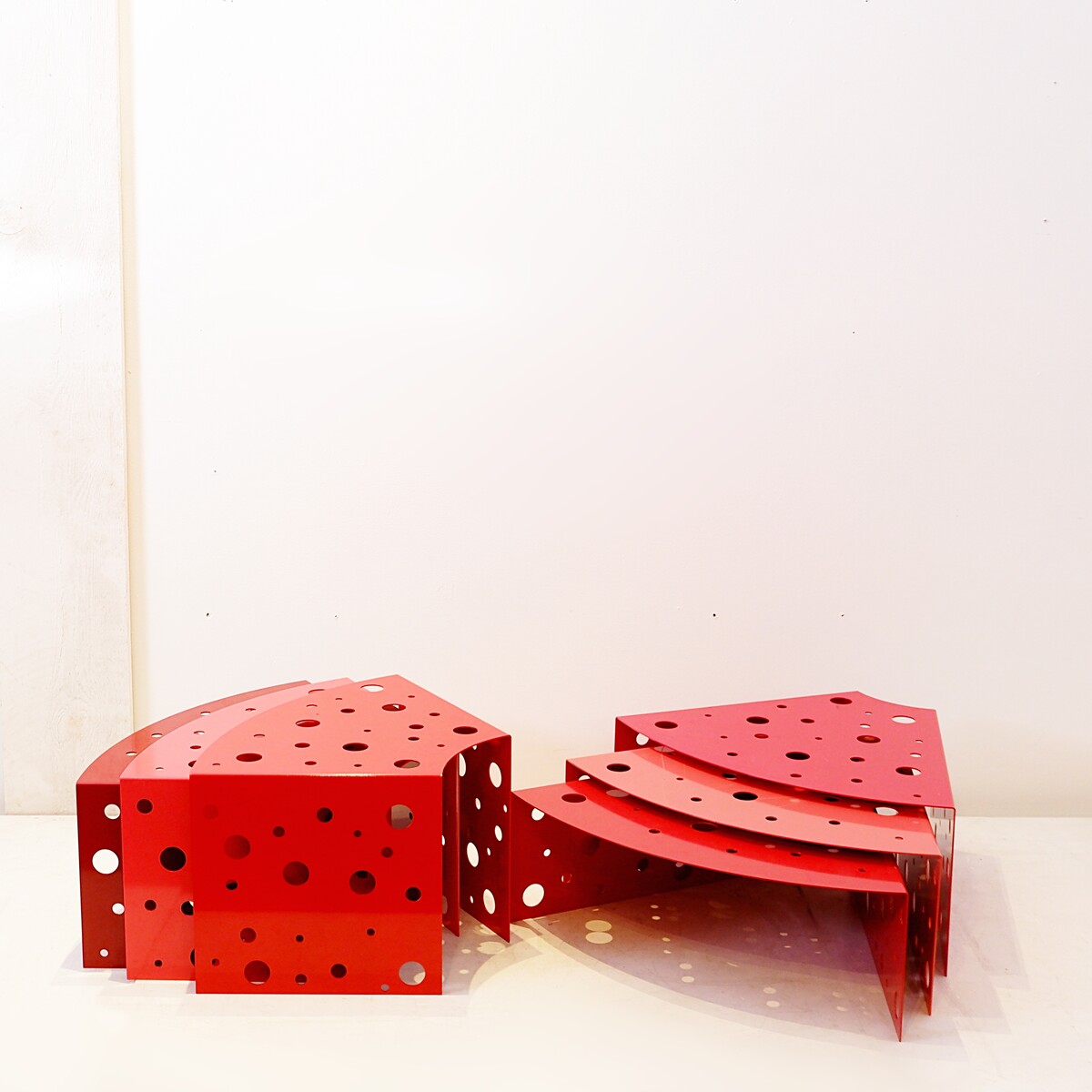 Modular indoor and outdoor coffee tables in red gradient lacquered metal