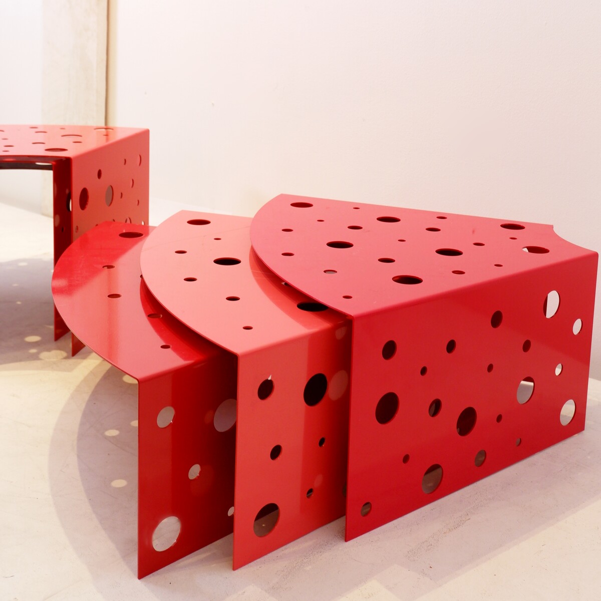 Modular indoor and outdoor coffee tables in red gradient lacquered metal