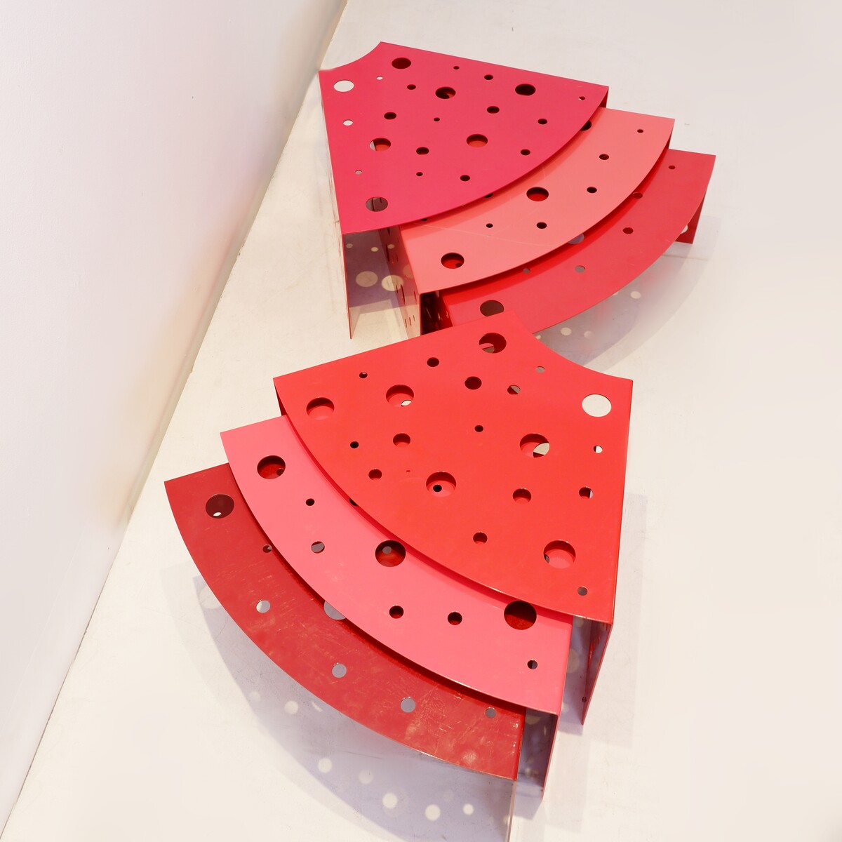 Modular indoor and outdoor coffee tables in red gradient lacquered metal