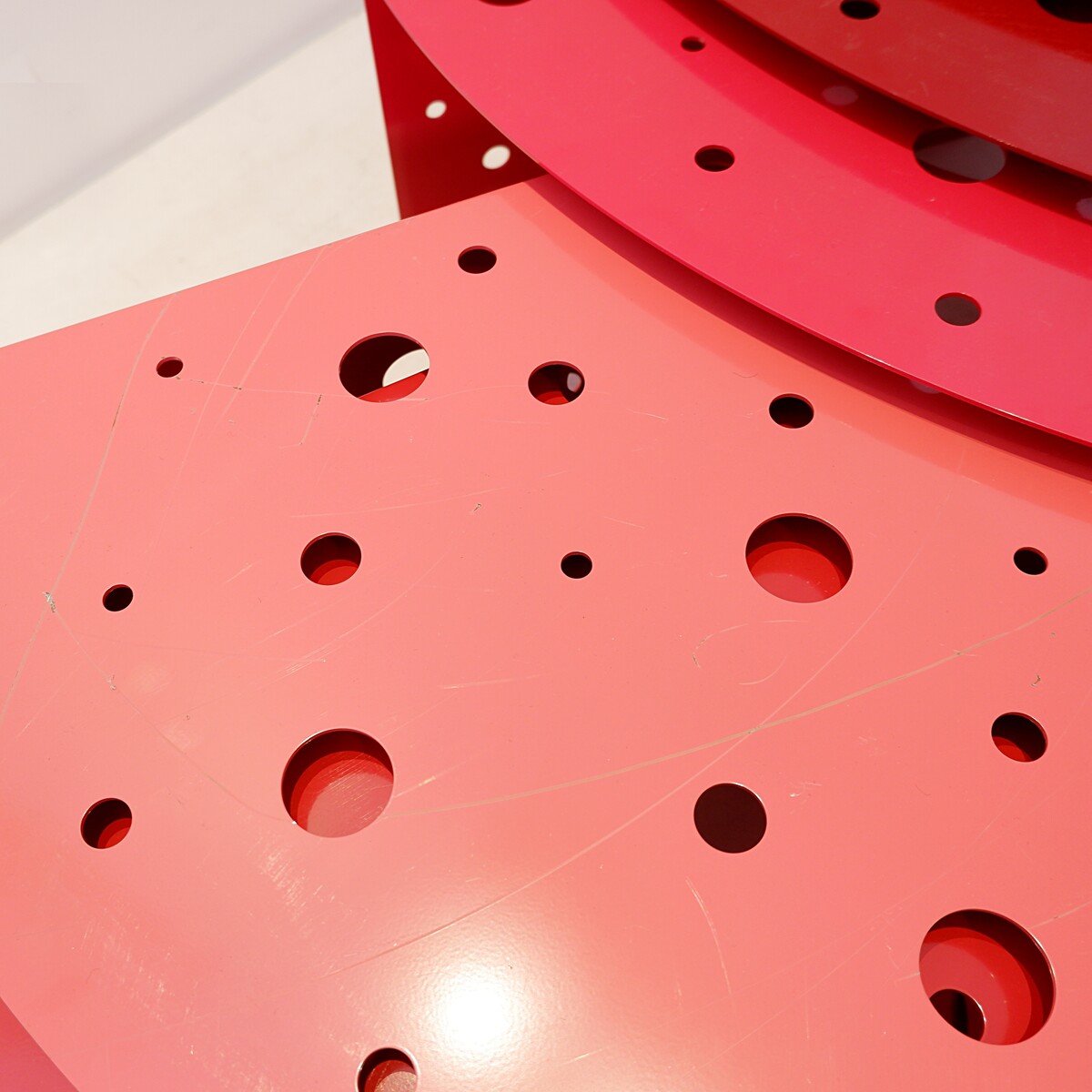 Modular indoor and outdoor coffee tables in red gradient lacquered metal