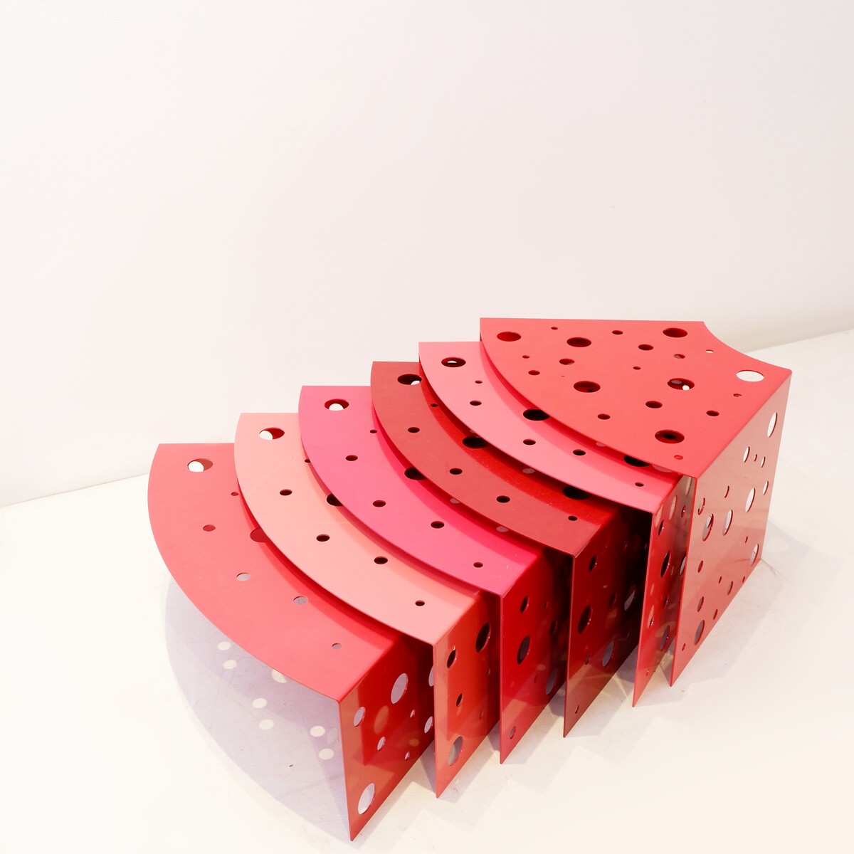 Modular indoor and outdoor coffee tables in red gradient lacquered metal