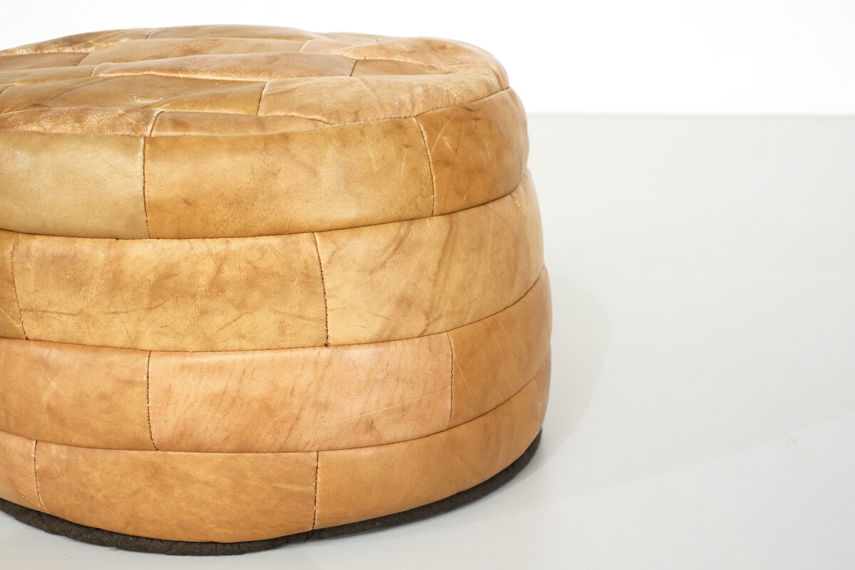 Pouffe Patchwork in beige leather, 1970s.