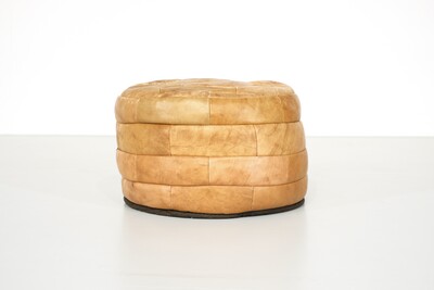 Pouffe Patchwork in beige leather, 1970s.