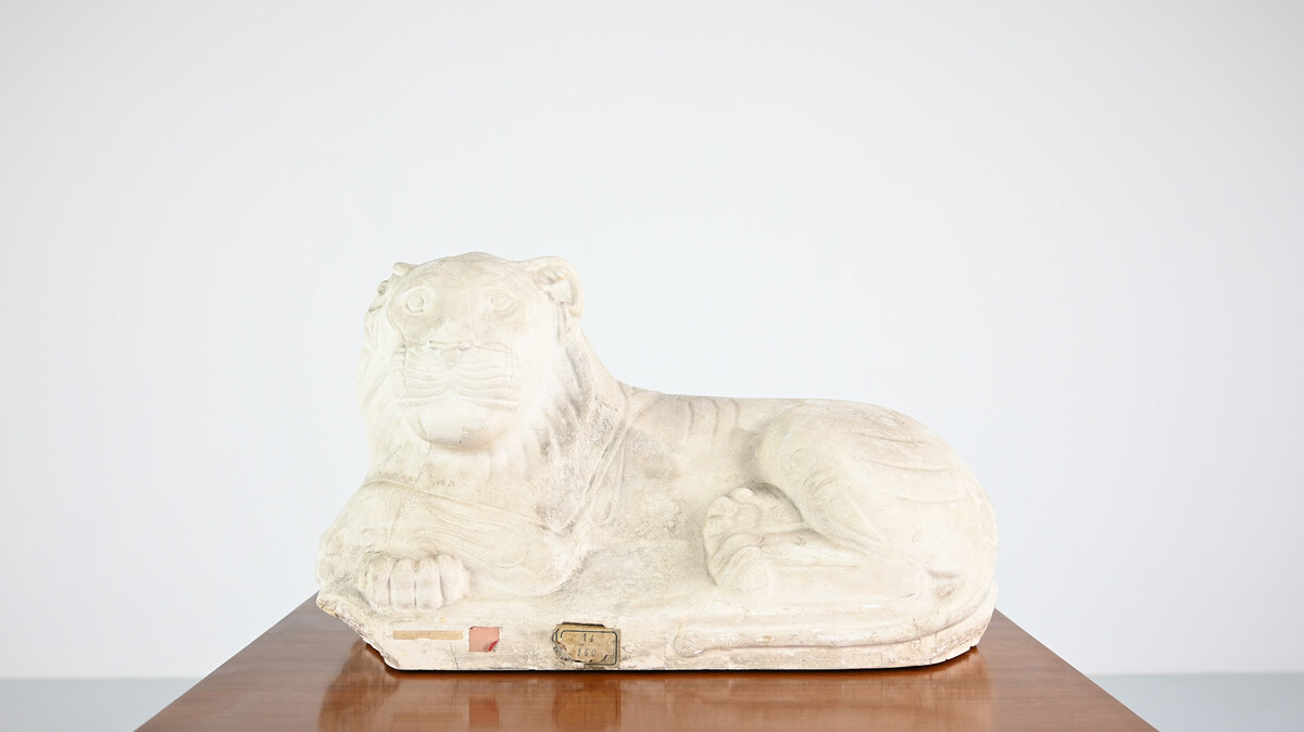 Reclining lion, vintage reproduction in plaster, France, 1970's