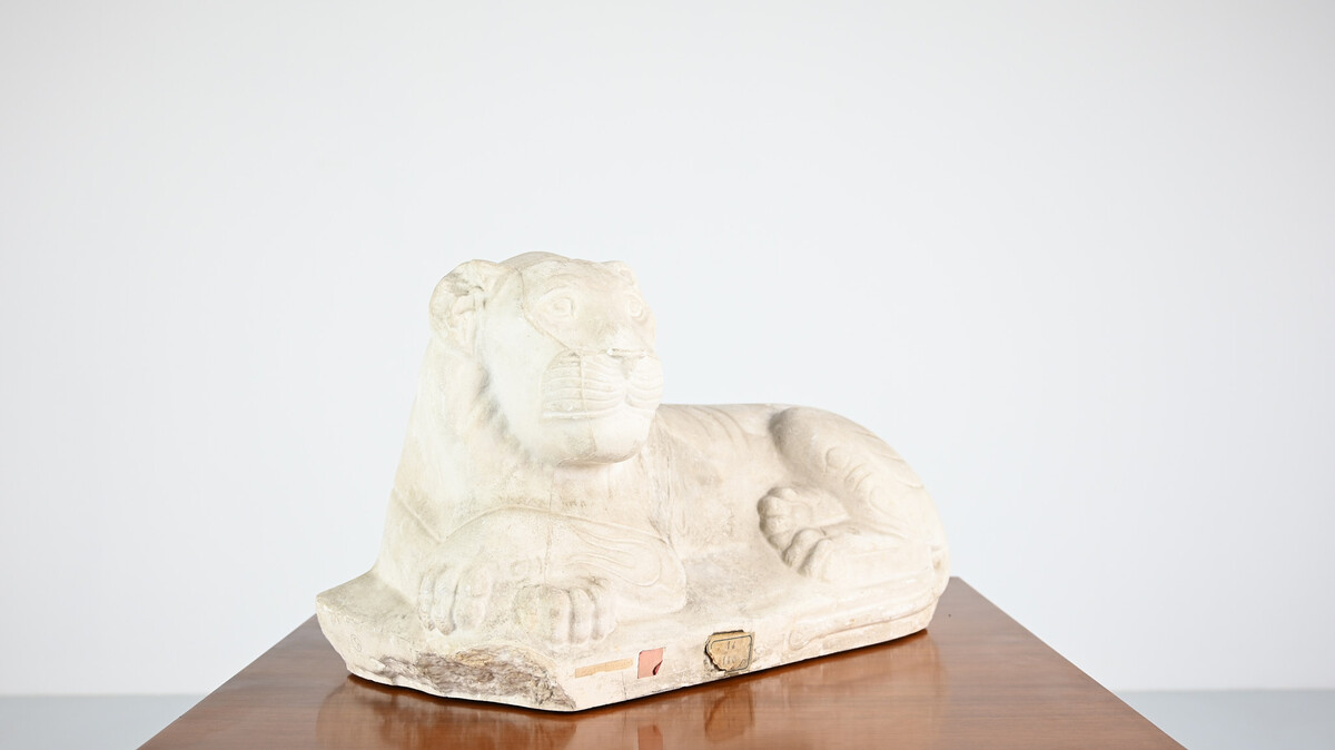 Reclining lion, vintage reproduction in plaster, France, 1970's