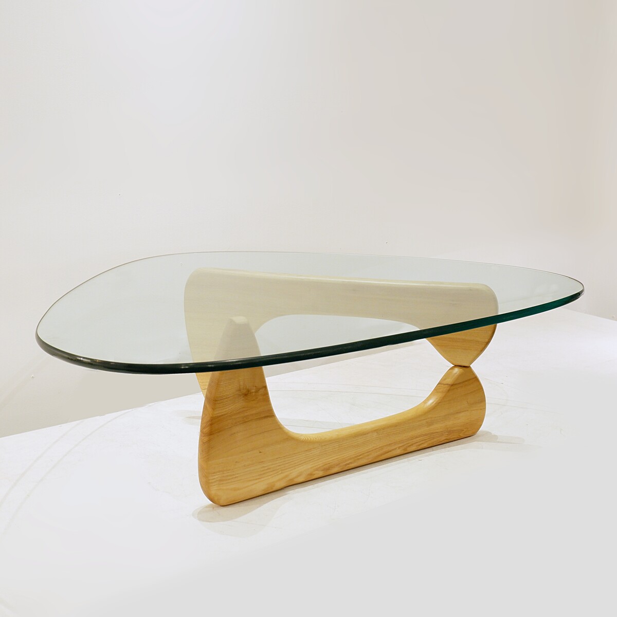 Sculptural coffee table in the style of Isamu Noguchi 