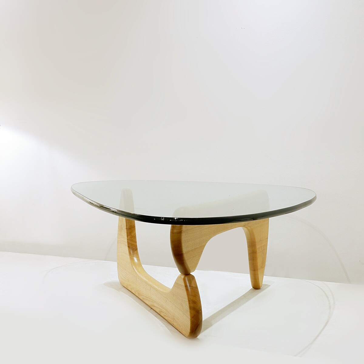 Sculptural coffee table in the style of Isamu Noguchi 