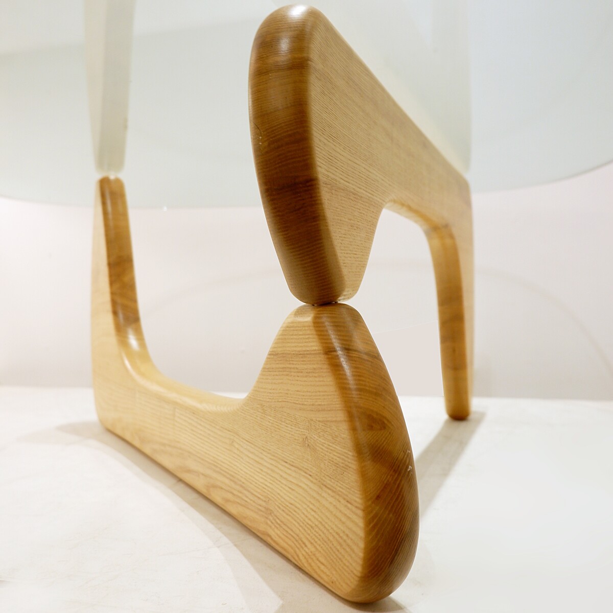 Sculptural coffee table in the style of Isamu Noguchi 