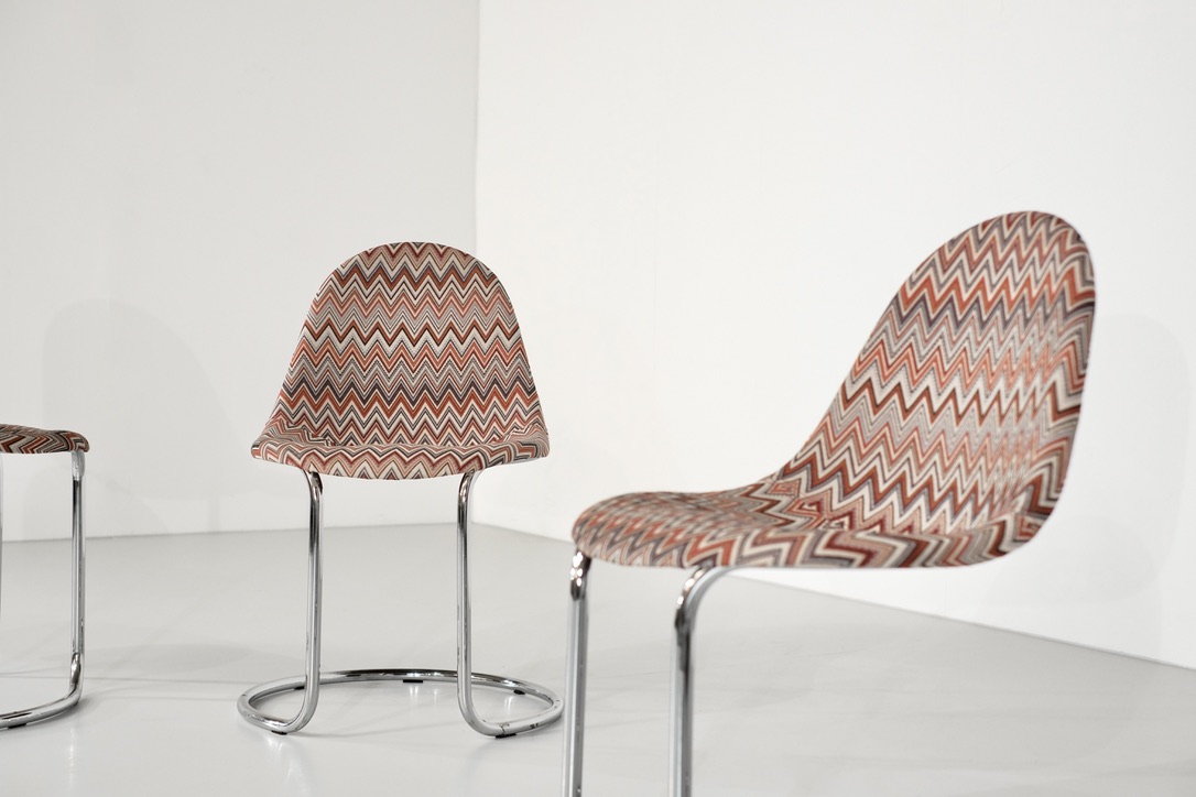 Set consisting of a “Maia” model table in wood on a chromed steel frame and a series of 4 Missoni-style fabric chairs. Designed by Giotto Stoppino and produced Bernini, Italy 1970s.