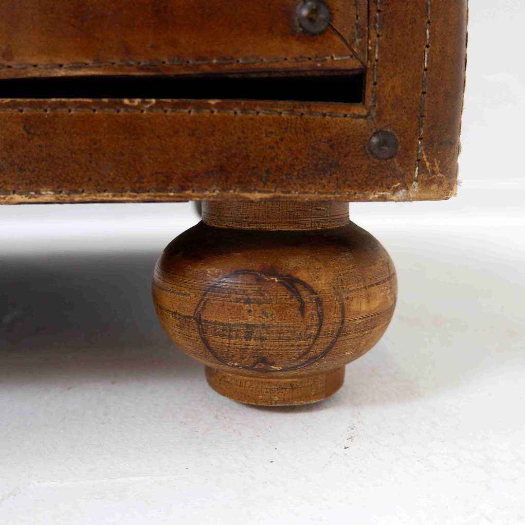 Vintage 2 doors sideboard with ball feet 