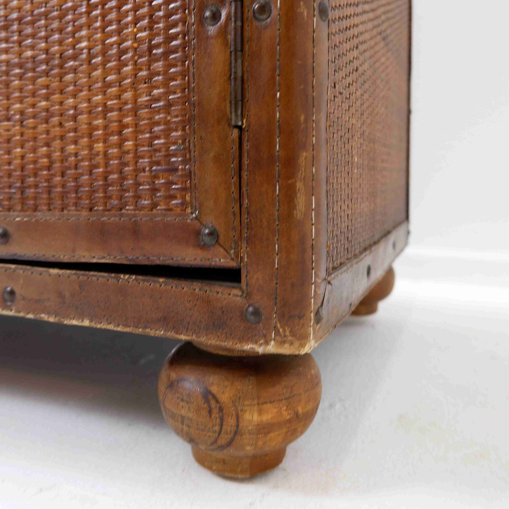 Vintage 2 doors sideboard with ball feet 